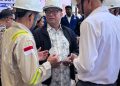 Anggota/Deputi Bidang Investasi BP Batam, Fary Francis (jaket hitam tengah),  saat menghadiri First Cut Steel Ceremony proyek Tangguh Ubadari Carbon Capture Utilization - MD4 (TUCC-MD4) di PT Wasco Engineering Indonesia, Rabu, 8 April 2026. (Foto: Humas BP).