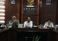 Kepala BP Batam dan Wakilnya sampaikan laporan keuangan kepada Dirjen Pemeriksaan Keuangan Negara V BPK RI, Widhi Widayat di Gedung Bida Utama BP Batam, Selasa, 7 April 2026. (Foto: Humas BP).