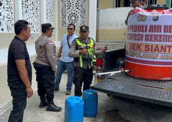 Polsek Siantan saat menyalurkan air bersih kepada masyarakat (Dok: Polsek Siantan)