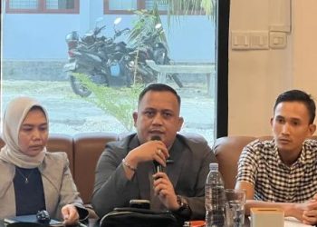 Ahmad Yusuf Ketua Tim Advokasi, Marjani (tengah) saat gelar  preskon didampingi Marjani (kanan) terkait gugatan ke KPK. (Foto: Ist./ RRI).