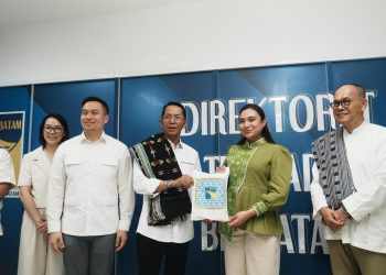 Kunker Wali Kota Kupang ke BP Batam meninjau dashboard perizinan investasi berbasis digital. (Foto: Humas BP).