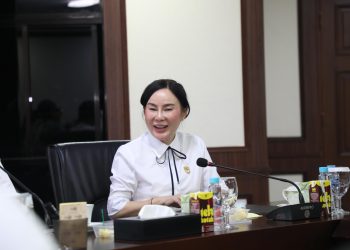 Wakil Kepala Badan Pengusahaan Batam, Li Claudia Chandra, memimpin pertemuan strategis bersama pelaku usaha, Pertamina, dan PLN. (Foto: Humas BP).