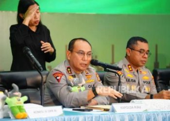 Kapolda Riau Irjen. Pol. Herry Heryawan, S.IK., M.H. (kiri). (Foto: Ist./Polda Riau).