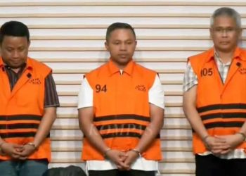 KPK tetapkan Gubernur Riau, Abdul Wahid
(tengah) dan dua tersangka lain terkait dugaan korupsi di Dinas PUPR. (Foto: Ist./ YouTube KompasTV).