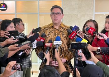 Wakil Ketua Komisi-I DPR RI, Dr. Dave AF Laksono, ME saat dicegat para wartawan. (Foto: Ist./ lkipartaigolkar.com).
