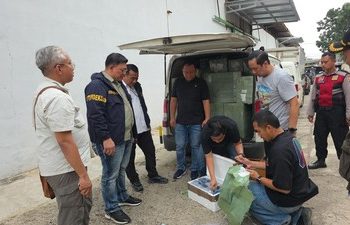 Tim Bareskrim saat  menggeledah lima gudang barang impor ilegal di wilayah Jakarta. (Foto: Ist./Dok.Bareskrim Polri).