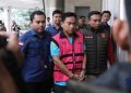 Ketua Ombudsman RI, Hery Susanto sebagai tersangka. Hery keluar dari Gedung Pidsus Kejagung menggunakan rompi tahanan pink. (Foto: Ist./ cnbcindonesia.com).