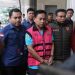Ketua Ombudsman RI, Hery Susanto sebagai tersangka. Hery keluar dari Gedung Pidsus Kejagung menggunakan rompi tahanan pink. (Foto: Ist./ cnbcindonesia.com).