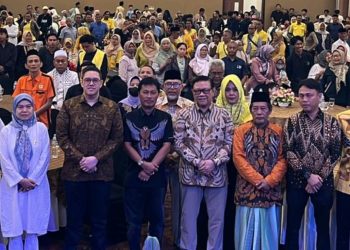 Silaturahim dan halal bihalal bersama Wakil Ketua Komisi I DPR RI Dr Dave AF Laksono, ME (dua dari kiri), Walikota Cirebon Effendi Edo, S.A.P, M.Si (tiga dari kiri) dan Dr. HR Agung Laksono (empat dari kiri) di Kota Cirebon, Sabtu, 8 April 2026. (Foto: HMS/A.Ristanto).