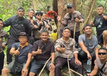 Aparat kepolisian bersama polisi kehutanan melakukan patroli dan peninjauan langsung ke habitat bunga langka Rafflesia hasseltii di Anambas (Dok: Polsek Siantan)