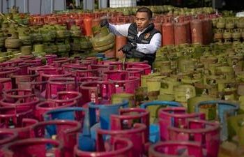 Tumpukan tabung gas di salah satu agen penyaluran. (Foto: Ist./ cnbcindonesia.com).