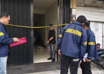 Petugas Bareskrim Polri geledah gudang di Sidoarjo, Jawa Timur terkait dugaan kasus impor HP ilegal dari China (Foto: Ist./ detik.Jatim).