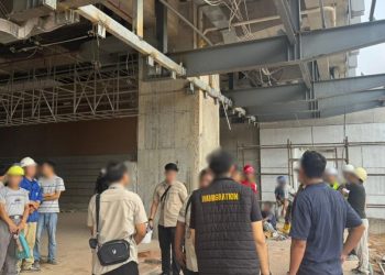 Petugas Imigrasi Batam saat melakukan pemeriksaan di lokasi konstruksi proyek apartemen Opus Bay, Batam (Dok: Imigrasi)