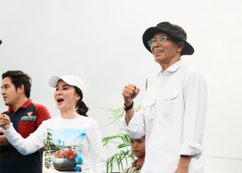 Kepala BP Batam dan wakilnya ikut peringati hari bumi dengan lakukan gotong royong di Rempang Eco-City. (Foto: Humas BP).