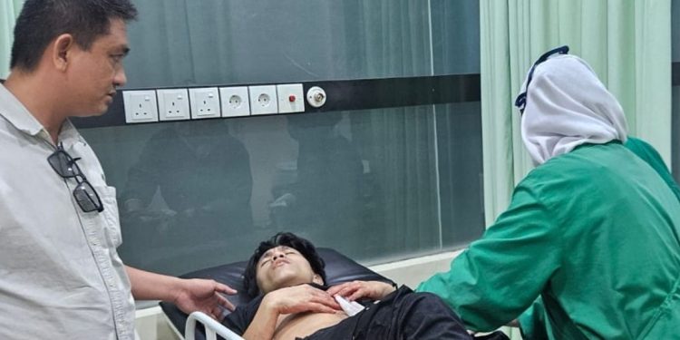 Korban penikaman saat mendapati perawatan medis (Dok: Polsek Lubuk Baja)