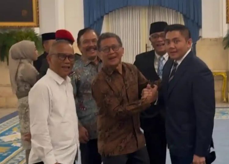 Momen pengamat politik Rocky Gerung (baju batik) dan Seskab Teddy Indra Wijaya bersalaman menjelang perombakan kabinet atau reshuffle kabinet di Istana Negara, Jakarta Pusat pada Senin, 27 April 2026. (Foto: Ist./ Tribunnews.com).