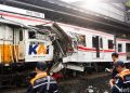 KRL Commuter Line (kanan) yg ringsek tertabrak lokomotif Argo Bromo Anggrek di Stasiun Bekasi Timur, Senin, 27 April 2026. (Foto: Ist./ detikcom).