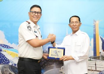 Wali Kota Batam yang juga menjabat sebagai Kepala BP Batam, Amsakar Achmad (kanan) bersama Kepala Kantor Wilayah Direktorat Jenderal Imigrasi Kepulauan Riau, Guntur Sahat (kiri). (Dok: Kanwil Ditjen Imigrasi Kepri)