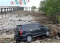Sebuah mobil terjun ke laut setelah lepas kendali dan menabrak kerumunan warga di Karimun (Dok: Polres Karimun)