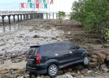 Sebuah mobil terjun ke laut setelah lepas kendali dan menabrak kerumunan warga di Karimun (Dok: Polres Karimun)