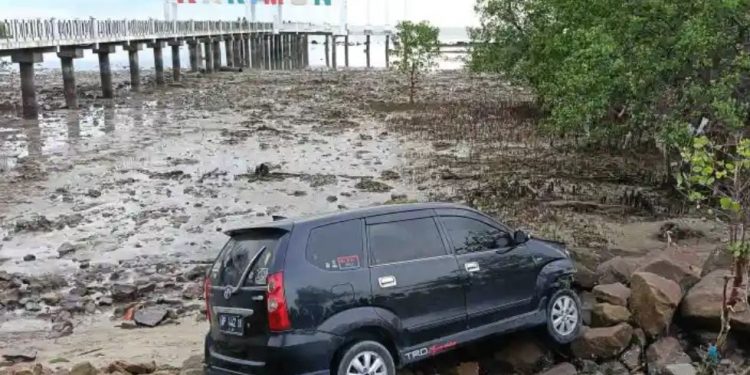 Sebuah mobil terjun ke laut setelah lepas kendali dan menabrak kerumunan warga di Karimun (Dok: Polres Karimun)