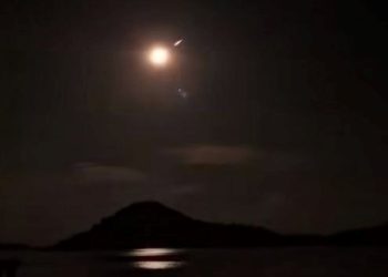 Tangkapan layar fenomena cahaya misterius di langit Natuna, kepulauan Riau (Dok: istimewa)