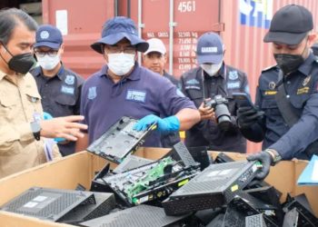 Petugas Bea Cukai Batam saat memeriksa isi kontainer limbah di Pelabuhan Batu Ampar (Dok: Bea Cukai Batam)