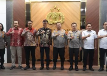 Sejumlah Pejabat Utama dilingkungan Polda Kepri dan OJK Kepri berfoto bersama usai kunjungan (Dok: istimewa)