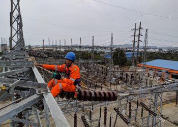 Petugas melakukan perawatan gardu PLN Batam (Dok: PLN Batam)