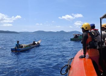 Tim SAR saat melakukan evakuasi nelayan Anambas (Dok: SAR Anambas)