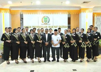 Ketua DPRD dan finalis duta wisata berfoto bersama di kantor DPRD Batam. (Foto: Humas DPRD).