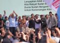 Pesiden Prabowo Subianto (kaos hitam) buka baju di atas panggung dan melemparkannya ke para buruh di Monas, Jakarta, Jumat, 1 Mei 2026 usai memberi pidato di Peringatan May Day 2026. (Foto: Ist./ kumparan.com).