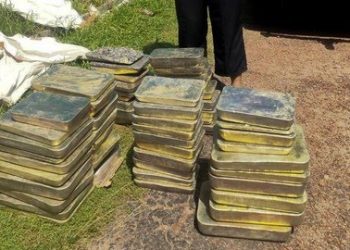 Barang bukti timah ilegal selundupan dalam bentuk balok dan bongkahan seberat kurang lebih 1.294 Kg (1,2 ton) di Pelabuhan Tanjung Kalian, Jumat pagi 1 Mei 2026. (Foto: Ist./Puspen TNI).