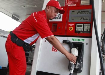 Petugas mengisi BBM jenis Pertalite di SPBU Pertamina Rest Area Tol Tangerang-Jakarta KM 14. (Foto: Ist./ Bloomberg Technoz ).