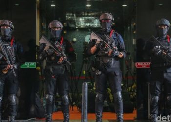 Keberadaan sejumlah aparat kepolisian lengkap dengan senjata di Jl. Hayam Wuruk, sejak Sabtu, 9 Mei 2026 terkait giat Polri bongkar praktik judi online internasional di sebuah gedung perkantoran wilayah Jakarta Barat. (Foto: Ist./ detikcom).