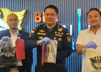Petugas Bea Cukai Bandara  Soekarno-Hatta mengungkap upaya penyelundupan emas 265 gram yang dilakukan warga negara India. (Foto: Ist./ Liputan6.com).