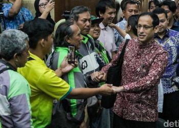 Mantan Mendikbudristek Nadiem Anwar Makarim saat keluar dari ruang sidang pengadilan setelah  dituntut 18 tahun penjara dalam kasus dugaan korupsi pengadaan laptop Chromebook dan Chrome Device Management (CDM). (Foto: Ist./ detikcom)