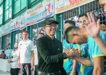 Kepala BP Batam, Amsakar Achmad tampak menyalami peserta volli ketika selesai bertanding. (Foto: Humas BP).