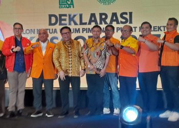 Diapit Dave Laksono (kiri) dan HR Agung Laksono (tiga dari kiri), La Ode Safiul Akbar (dua dari kiri) naik panggung saat acara Deklarasi Calon Ketum Kosgoro 1957 pada Minggu, 24 Mei 2026 di Ancol Jakarta Utara. (Foto: HMS/A . Ristanto).