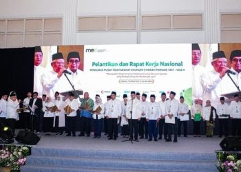 KH Ma'ruf Amin (lima dari kiri) saat mengukuhkan Pengurus Pusat Mesyarakat Ekonomi Syariah, Minggu, 24 Mei 2026 di Jakarta. (Foto: Ist./dok.Kemenkop).