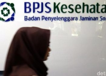 Seorang perempuan di kantor BPJS Kesehatan. (Foto: Ist./Wisma Putra).