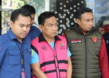 Kejaksaan Agung saat  menahan Ketua Ombudsman 2026-2031 Hery Santoso (tengah) di kasus korupsi tata kelola Nikel Sulawesi Tenggara. (Foto: Ist /Dok.Kejaksaan Agung).