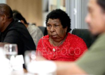 Yasinta Moiwend atau lebih dikenal mama Yasinta (baju merah), tokoh masyarakat adat suku Marind-Anim, Merauke, Papua Selatan. (Foto: Ist./ tempo.co).