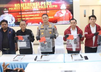 Kapolresta Barelang Kombes Pol Anggoro Wicaksono memperlihatkan sejumlah barang bukti hasil penyidikan kasus dugaan eksploitasi seksual anak di Batam (Dok: Polresta Barelang)