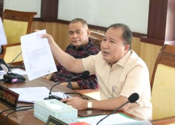 Dandis Rajagukguk ingatkan agar persiapkan dokumen  dalam penerimaan siswa di Sekolah. (Foto: Sekretariat DPRD).
