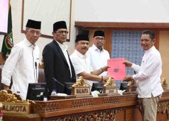 Persetujuan semua fraksi tentang Ranperda  APBD Kota Batam. (Foto: Humas DPRD).