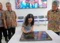 Plh Wali Kota Batam, Li Claudia Chandra menandatangani prasasti sentrum Caritas pusat pelatihan kerja. (Foto: Diskominfo).