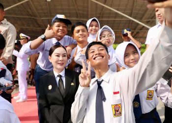 Plh. Kota Batam, Li Claudia Chandra  saat berfoto bersama para siswa-siswi setelah selesai upacara peringatan hari Pancasila. (Foto: Diskominfo).