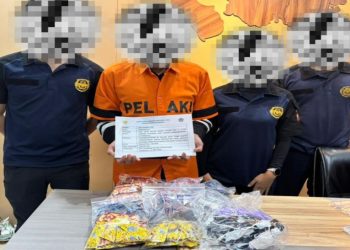 Seorang penumpang asal Malaysia ditangkap terkait upaya penyelundupan 260 cartridge vape mengandung etomidate yang disembunyikan di dalam pakaian modifikasi di Pelabuhan Internasional Harbour Bay pada 17 Mei 2026 (Dok: Bea Cukai)