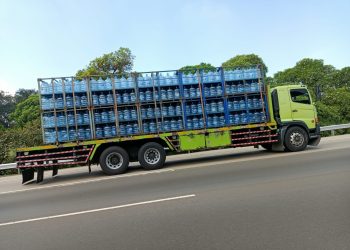 Mobil Truk Pengangkut Produk Aqua saat melintas di jalan tol Jagorawi ( Foto: Dokumen Pribadi)